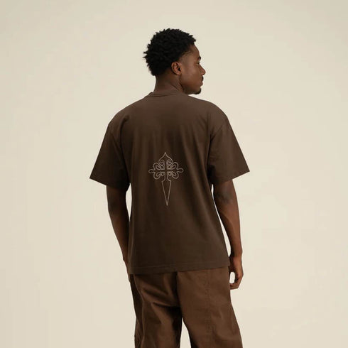 CAMISETA MARRÓN ARCH AP CROWN